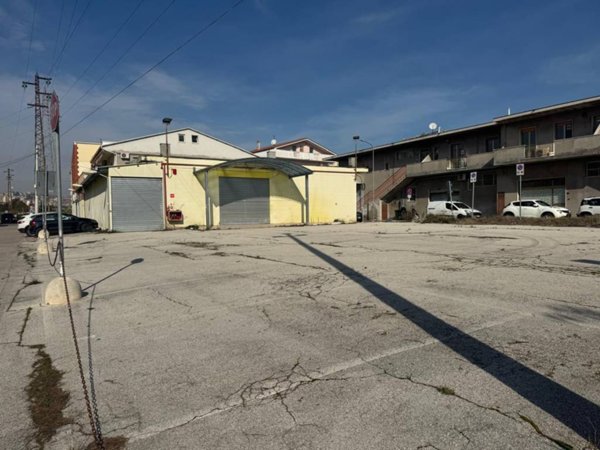 intera palazzina in vendita a Spoltore in zona Villa Raspa