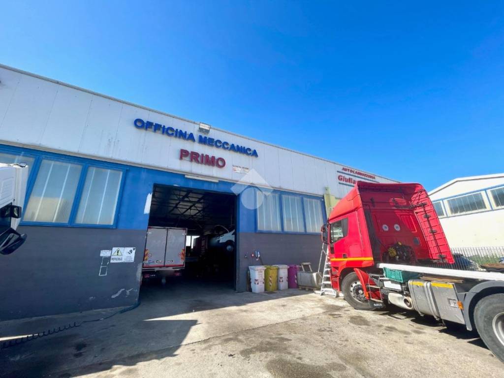 locale commerciale in vendita a Spoltore