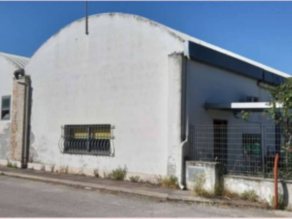 locale commerciale in vendita a Spoltore