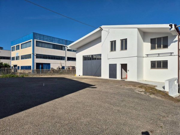 locale commerciale in vendita a Spoltore