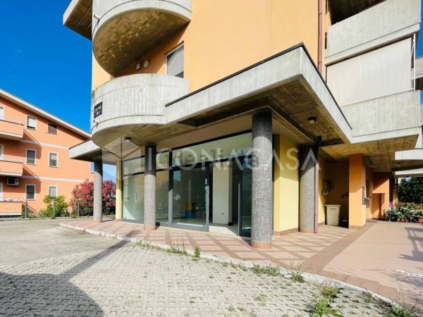 locale commerciale in vendita a Spoltore
