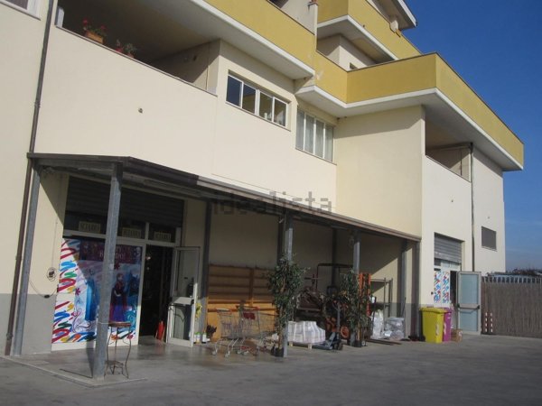 locale commerciale in vendita a Spoltore in zona Santa Teresa