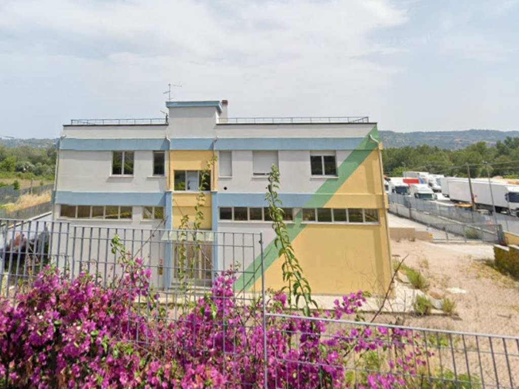 capannone in vendita a Spoltore