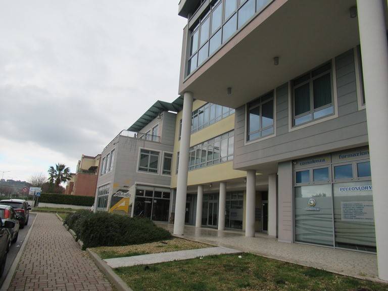 negozio in vendita a Spoltore in zona Villa Raspa