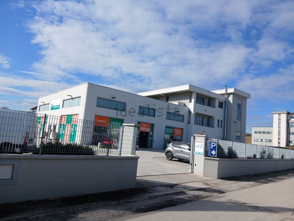 capannone in vendita a Spoltore