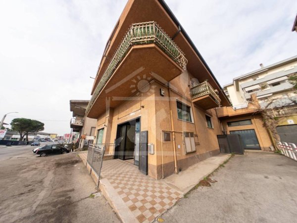 negozio in vendita a Spoltore in zona Villa Raspa