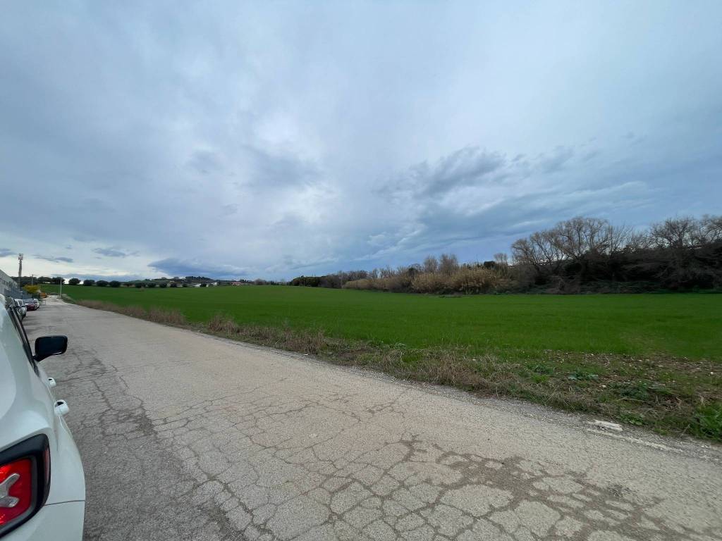 locale commerciale in vendita a Spoltore