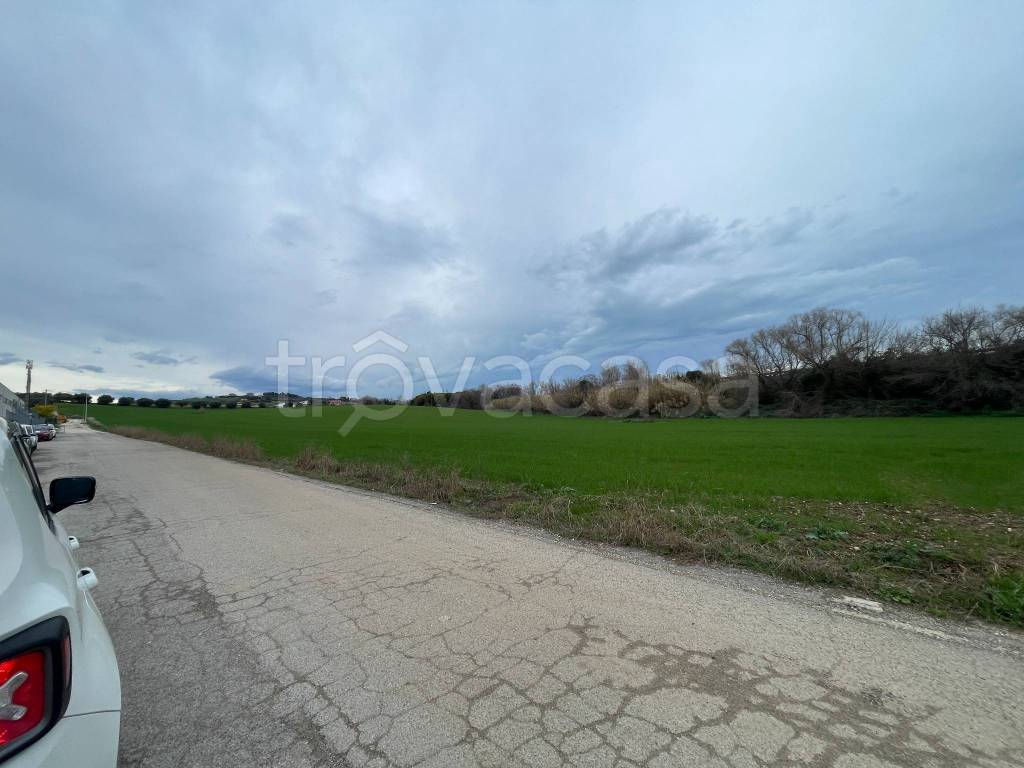 locale commerciale in vendita a Spoltore