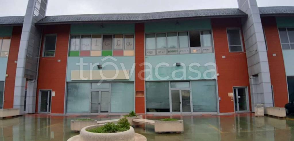 negozio in vendita a Spoltore in zona Villa Raspa