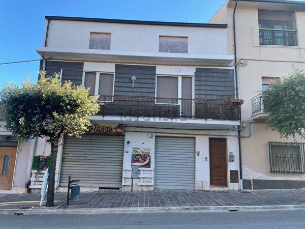 locale commerciale in vendita a Spoltore