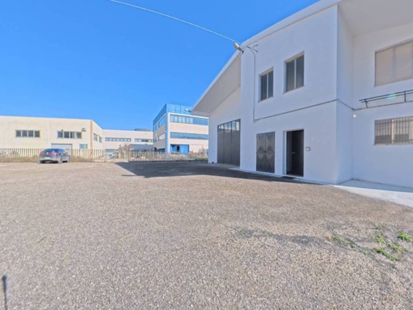 locale commerciale in vendita a Spoltore
