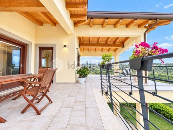 casa indipendente in vendita a Spoltore in zona Pescarina