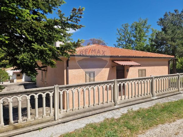casa indipendente in vendita a Tocco da Casauria in zona Rovètone