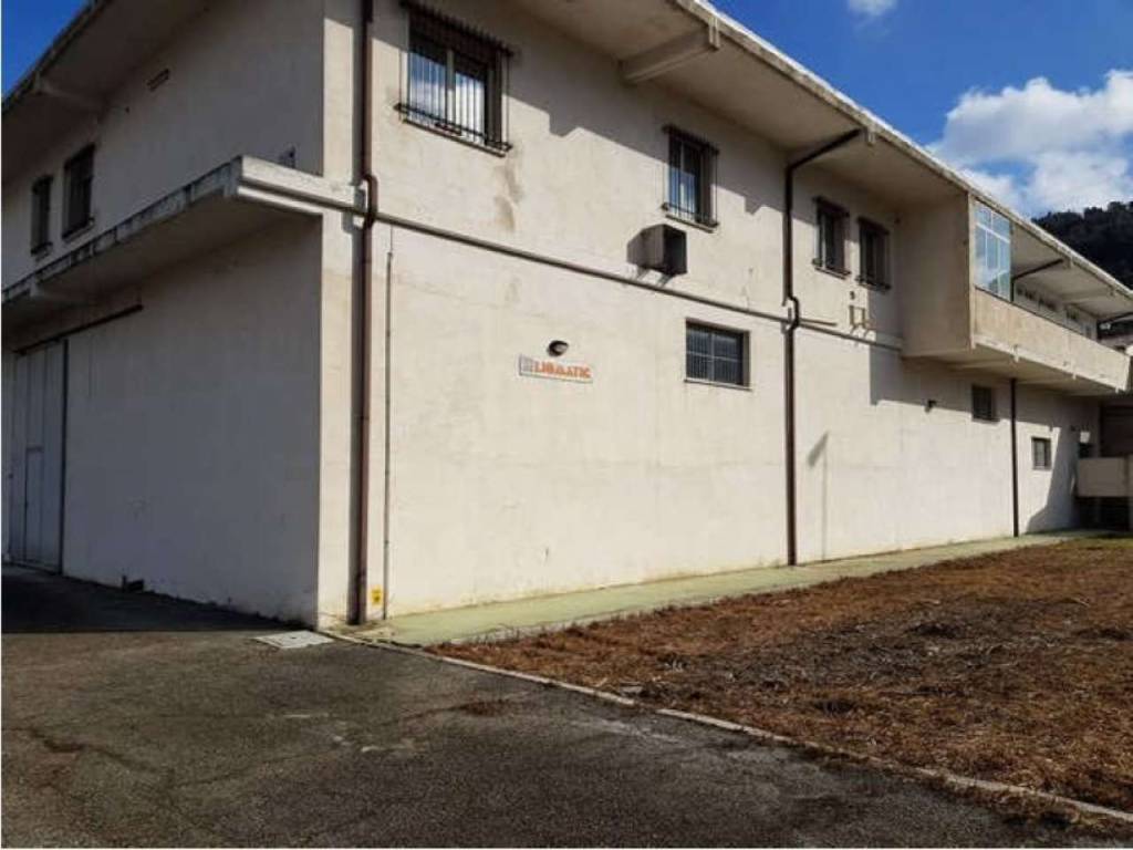 locale commerciale in vendita a Tocco da Casauria in zona Fràncoli