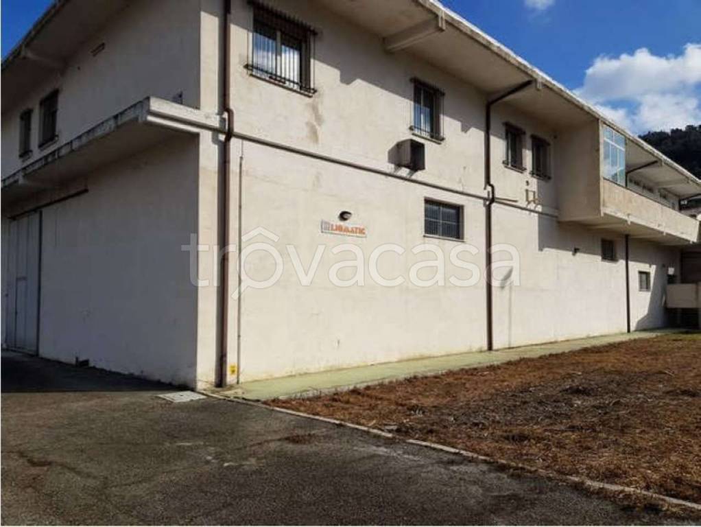 locale commerciale in vendita a Tocco da Casauria