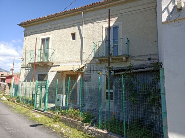 casa indipendente in vendita a Tocco da Casauria in zona Pareti