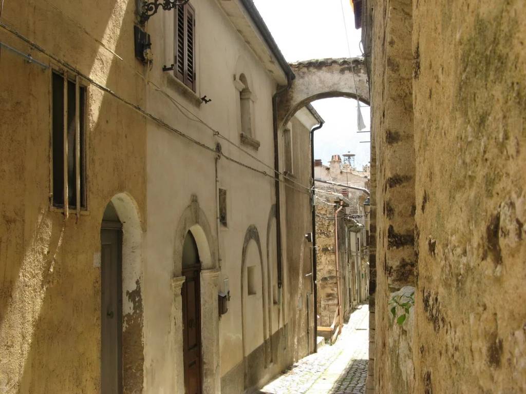 casa indipendente in vendita a Tocco da Casauria in zona Pareti