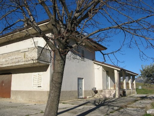 casa indipendente in vendita a Tocco da Casauria in zona Pareti