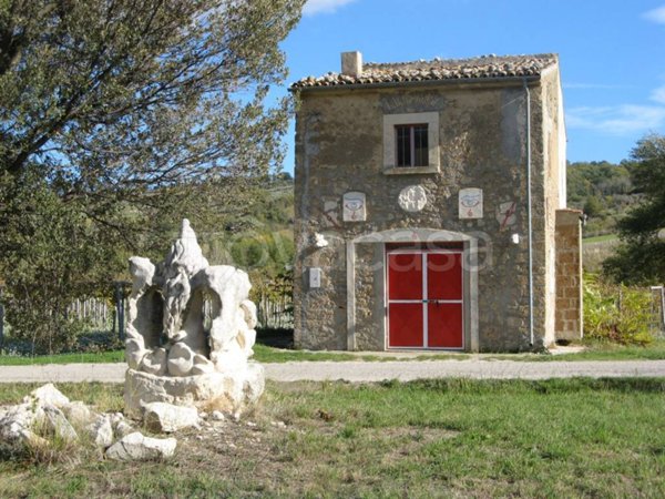 casa indipendente in vendita a Tocco da Casauria in zona Pareti