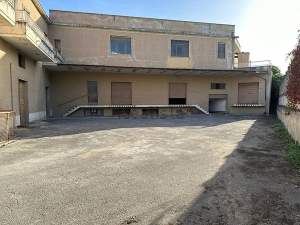 locale commerciale in vendita a Torre de' Passeri