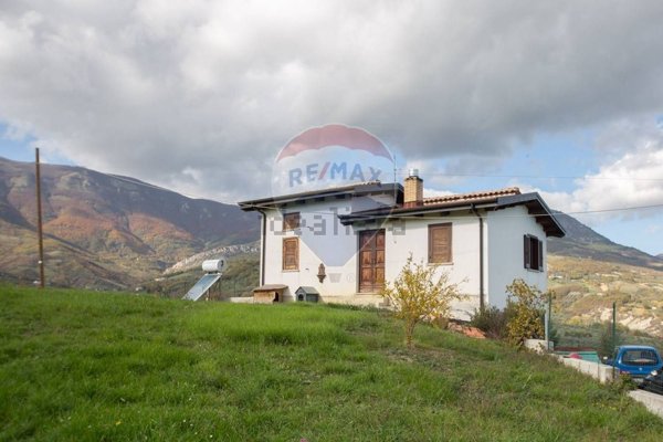casa indipendente in vendita a Vicoli