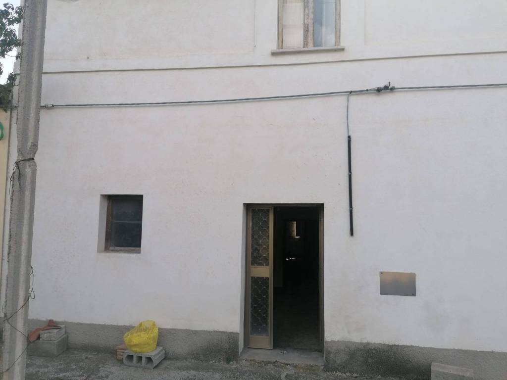 casa indipendente in vendita a Vicoli in zona Le Pietre