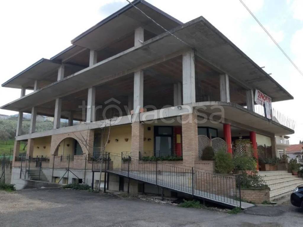 locale commerciale in vendita ad Altino