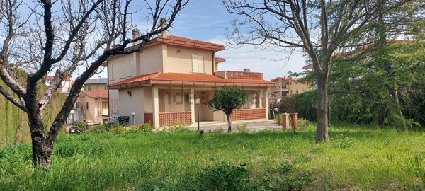 casa indipendente in vendita ad Altino in zona Luzio