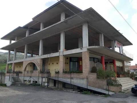 locale commerciale in vendita ad Altino