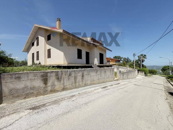 casa indipendente in vendita ad Archi
