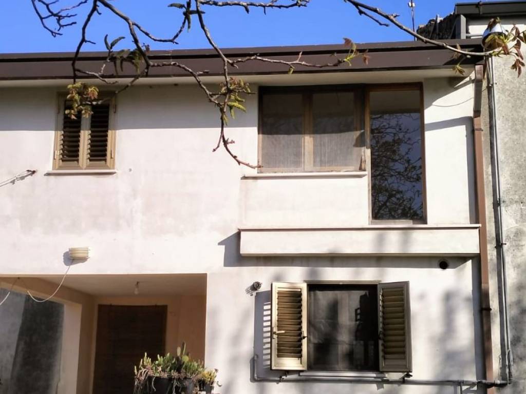 casa indipendente in vendita ad Ari in zona Santa Maria