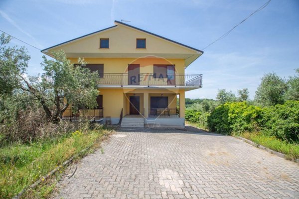 casa indipendente in vendita ad Ari in zona San Pietro