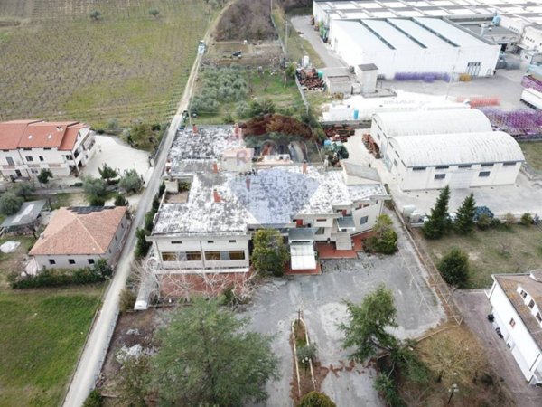 locale commerciale in vendita ad Ari