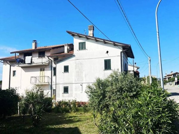 casa indipendente in vendita ad Ari in zona San Pietro