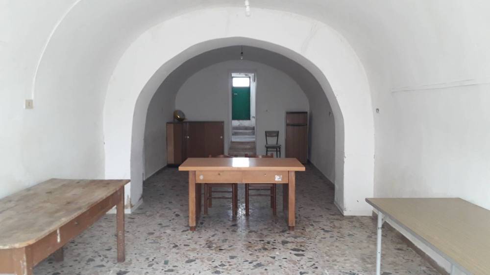 locale commerciale in vendita ad Ari