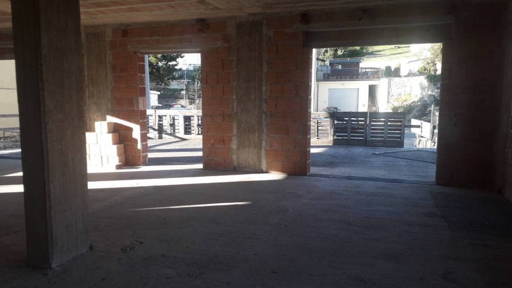 locale commerciale in vendita ad Ari