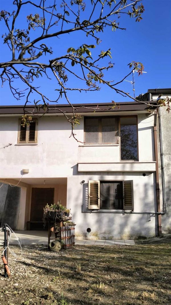 casa indipendente in vendita ad Ari in zona Santa Maria