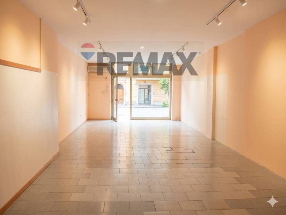 locale commerciale in vendita ad Ari