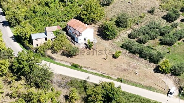 casa indipendente in vendita ad Ari in zona Curci