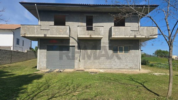 casa indipendente in vendita ad Ari