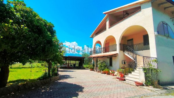 casa indipendente in vendita ad Ari in zona San Pietro