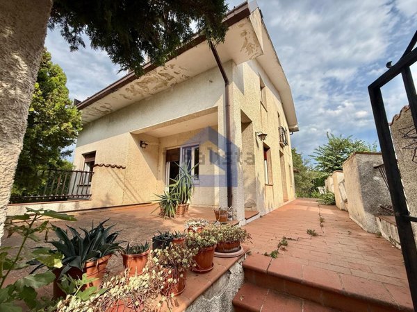 casa indipendente in vendita ad Ari in zona Santa Maria