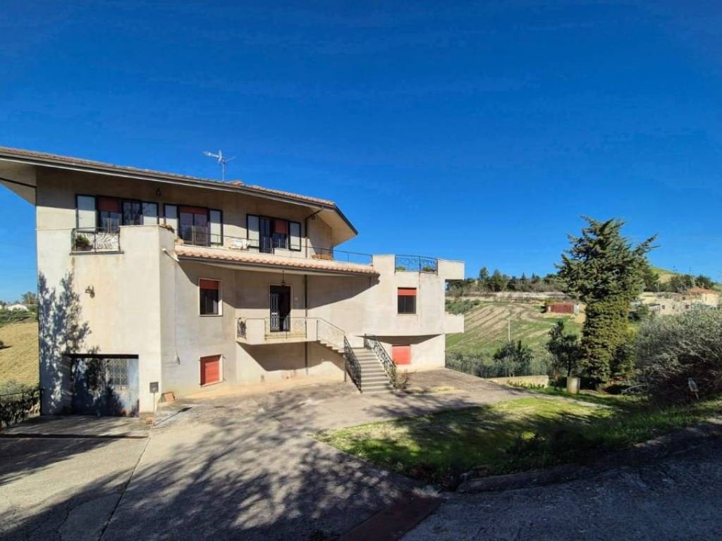 casa indipendente in vendita a Bucchianico in zona Colle Sant'Antonio