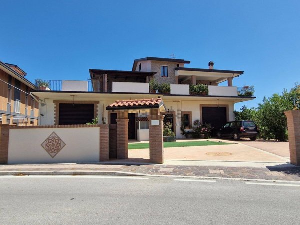 casa indipendente in vendita a Canosa Sannita