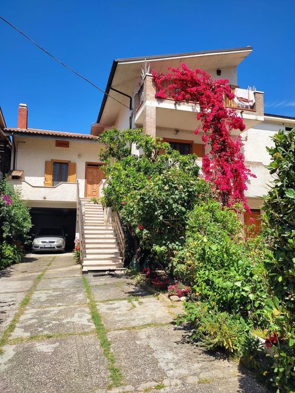 casa indipendente in vendita a Canosa Sannita