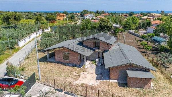 casa indipendente in vendita a Casalbordino in zona Miracoli