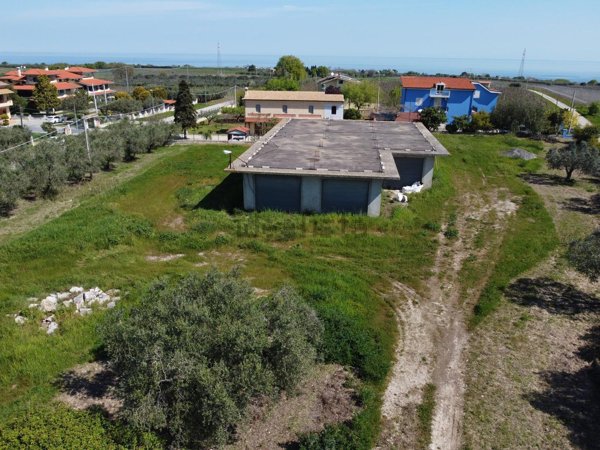 locale di sgombero in vendita a Casalbordino