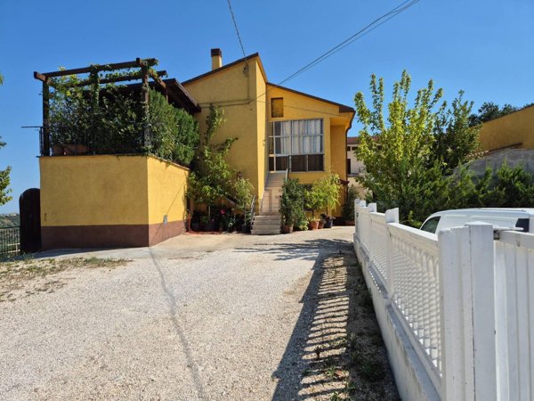 casa semindipendente in vendita a Casalincontrada
