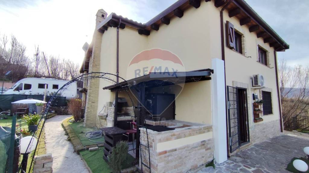 casa indipendente in vendita a Casalincontrada