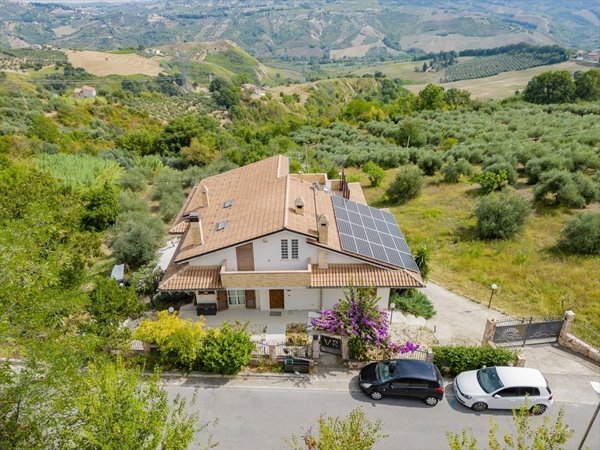 casa indipendente in vendita a Casalincontrada in zona Iconicella